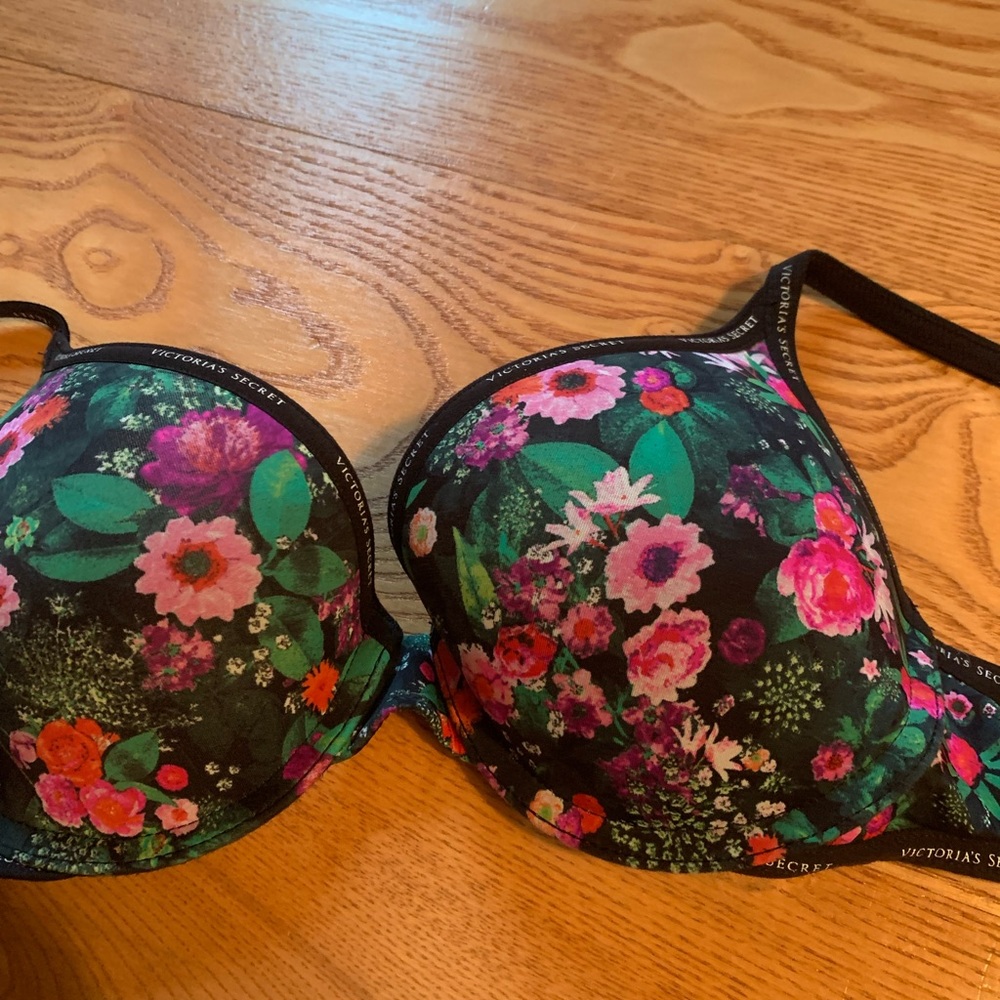 32B never worn floral victoria secret bra